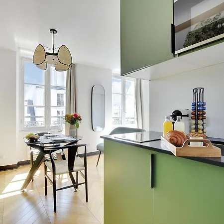 Sereners - Charming Serviced - Bastille Apartment *